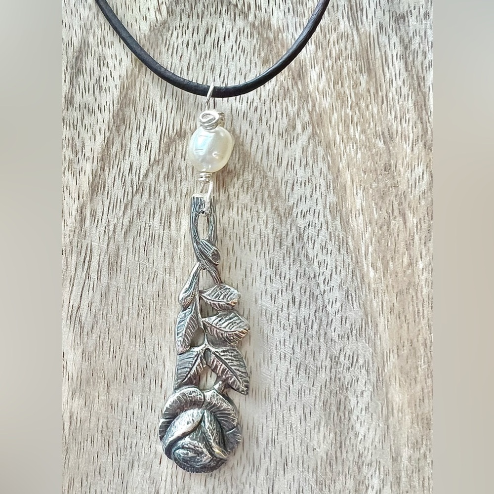 The Vintage Rose Freshwater Pearl Handmade Necklace Adjustable Length Leather